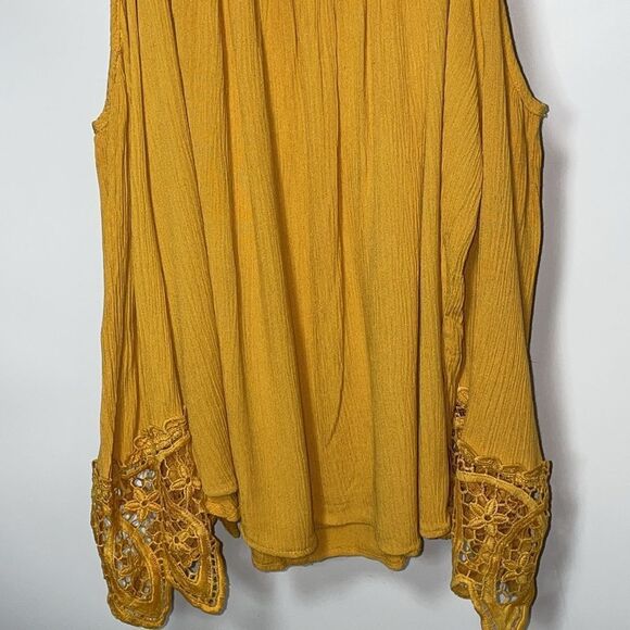 Ambiance peek a boo shoulder top - Picture 3 of 8